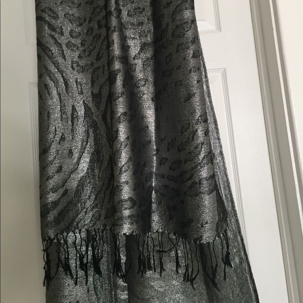 Elegant scarf in silver and black